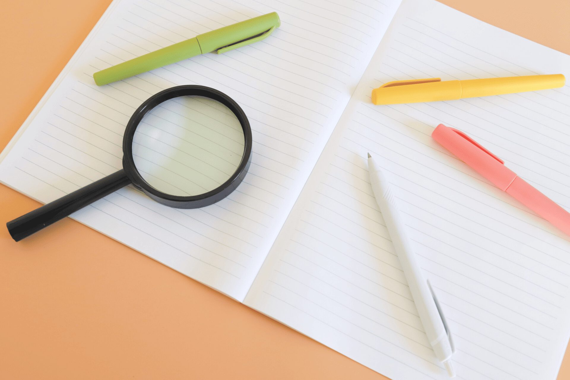 ノートとペンと虫眼鏡