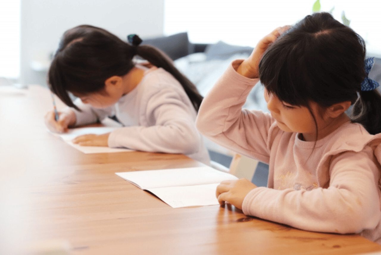 自宅学習中の女子小学生二人